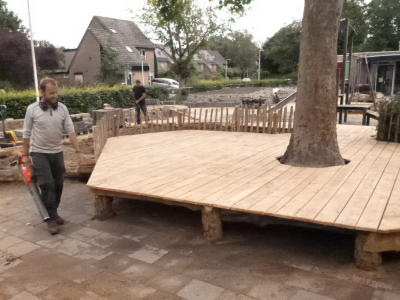 Prins Florisschool, Ede -   Podium van Robinia en Larix