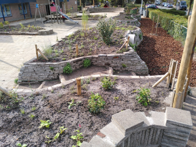 Prins Florisschool, Ede -  Planteilanden, hergebruik 2600 stoeptegels