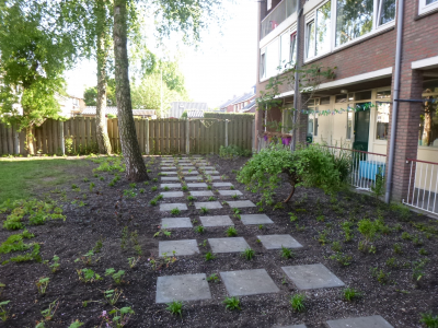 Appartementen Hollandseweg -   Tegels voor de glazenwassers, vallen later weg in de beplanting