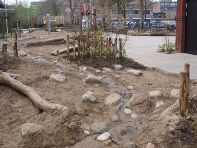 Beekloopjes - Handpomp en beekloop bij basisschool