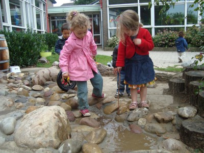 KDV & BSO Beestenboel - Spelen in de beekloop